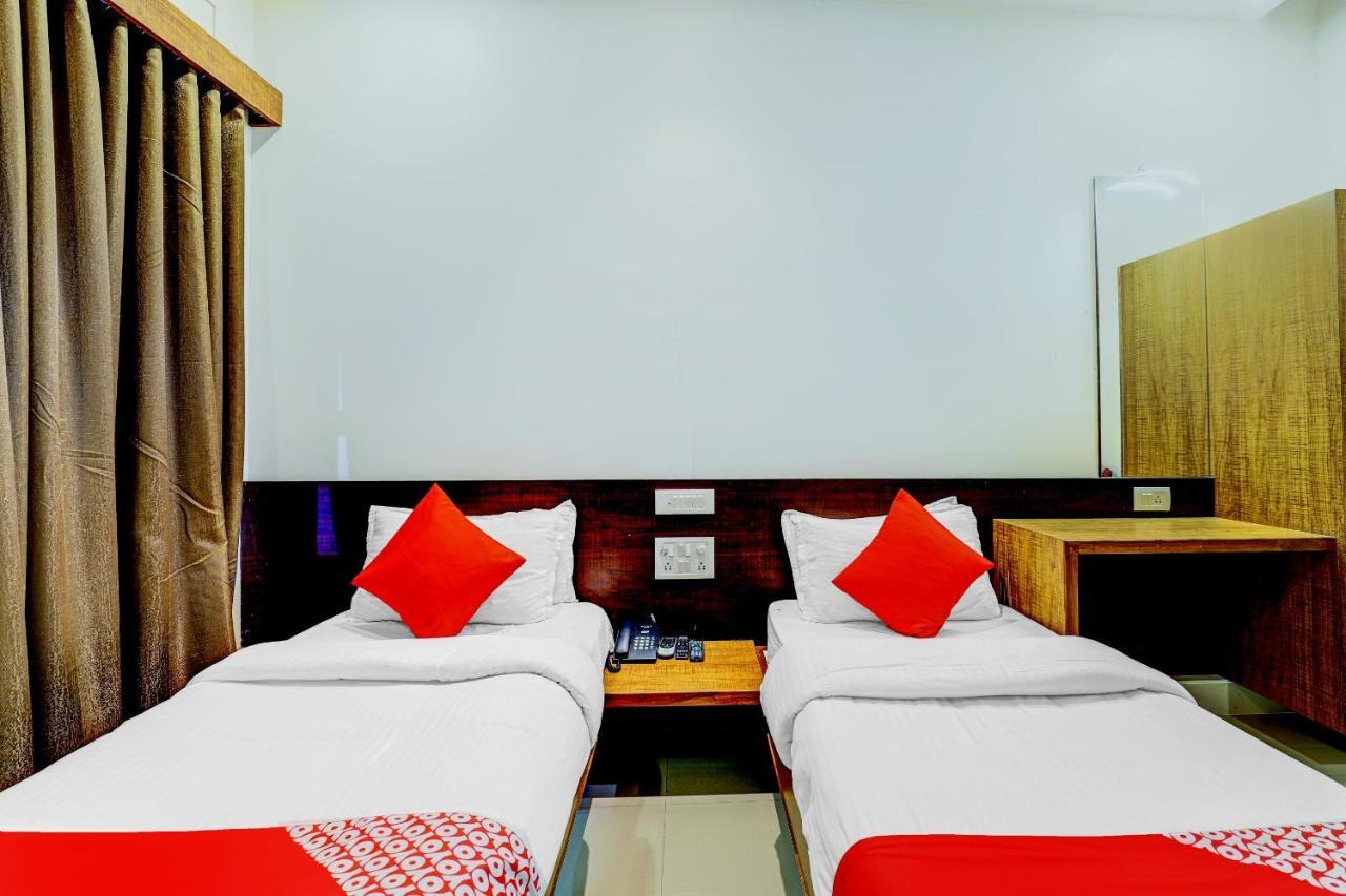 Oyo 77491 Hotel Shreenath Valsad Exterior foto