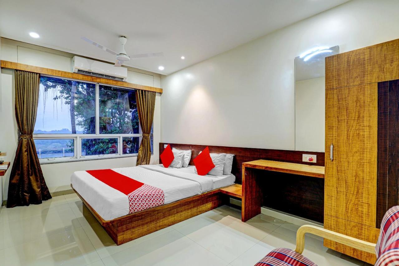 Oyo 77491 Hotel Shreenath Valsad Exterior foto