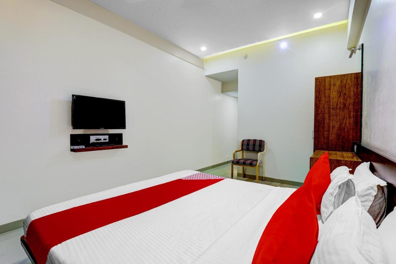 Oyo 77491 Hotel Shreenath Valsad Exterior foto